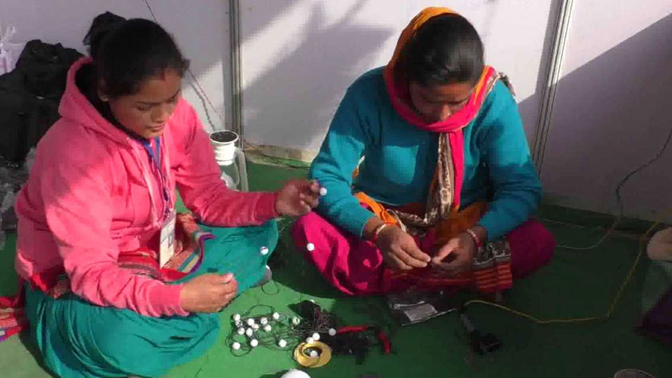 बड़ी कंपनियों को टक्कर दे रही हैं इस गांव की महिलाएं, चूल्हा-चौका के साथ जगमगा रही हैं रोशनी