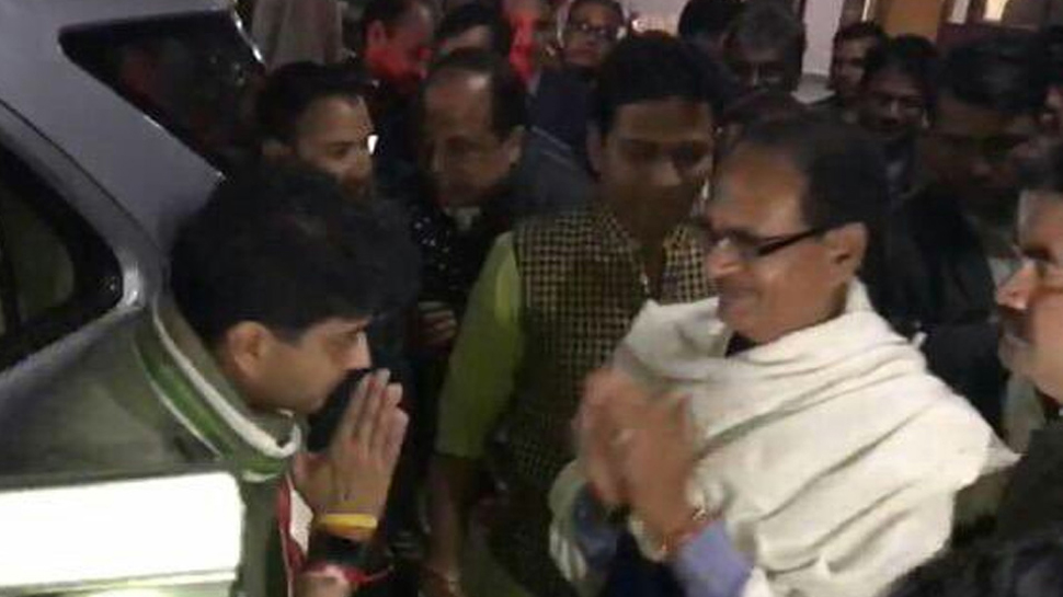 मध्य प्रदेशः अचानक शिवराज से मिलने पहुंचे सिंधिया, बंद कमरे 45 मिनट तक चली चर्चा