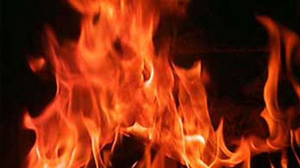 पुलिस ने समय पर मौके पर पहुंचकर महिला को जिंदा जलने से बचा लिया. (प्रतीकात्मक तस्वीर) पुलिस ने समय पर मौके पर पहुंचकर महिला को जिंदा जलने से बचा लिया. (प्रतीकात्मक तस्वीर)