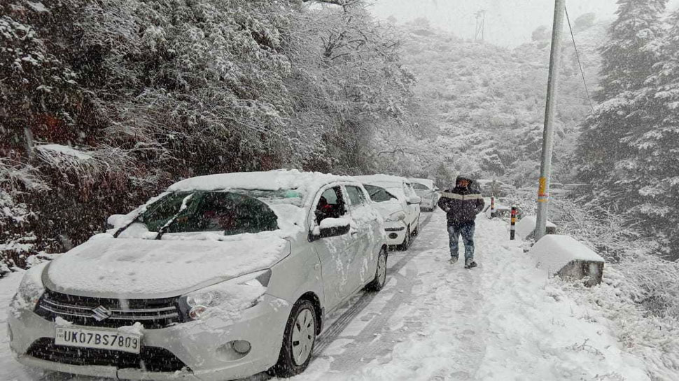 स्कूलों में मौसम में लगाये ताले, प्रशासन ने की छुट्टी. Snowfall