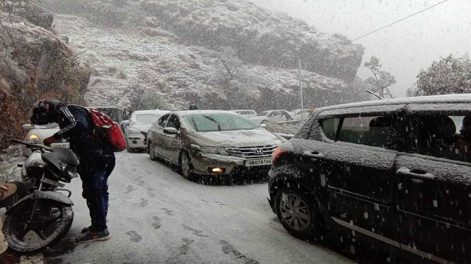 कई सैलानी अपने परिवार के साथ पहुंच गए है. मसूरी, Mussoorie