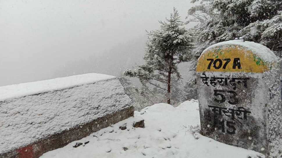 बर्फबारी में फंसे पर्यटकों की का फायदा स्थानीय व्यापारी उठा रहे है. Uttarakhand, मसूरी, Mussoorie