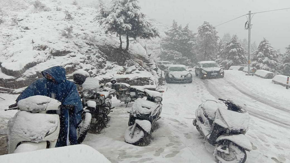 बर्फबारी, उत्तराखंड, Uttarakhand, मसूरी, Mussoorie बर्फबारी के बाद हरी पहाड़ियां सफेद हो चुकी है.