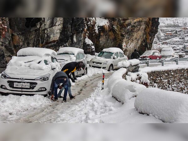 मसूरी में बर्फबारी में गाड़ी पर्यटक फंस गए. photo : PTI