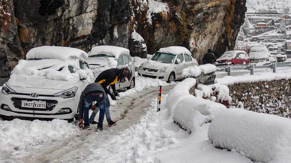 मसूरी में बर्फबारी में गाड़ी पर्यटक फंस गए. photo : PTI मसूरी में बर्फबारी में गाड़ी पर्यटक फंस गए. photo : PTI