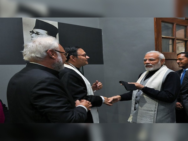 पीएम मोदी ने ट्वीट किया, 'मैं बोस के परिवार के प्रति आभारी हूं कि उन्होंने नेताजी द्वारा पहनी गई टोपी भेंट की. 