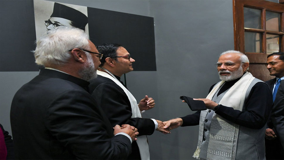 पीएम मोदी ने ट्वीट किया, 'मैं बोस के परिवार के प्रति आभारी हूं कि उन्होंने नेताजी द्वारा पहनी गई टोपी भेंट की. पीएम मोदी ने ट्वीट किया, 'मैं बोस के परिवार के प्रति आभारी हूं कि उन्होंने नेताजी द्वारा पहनी गई टोपी भेंट की.