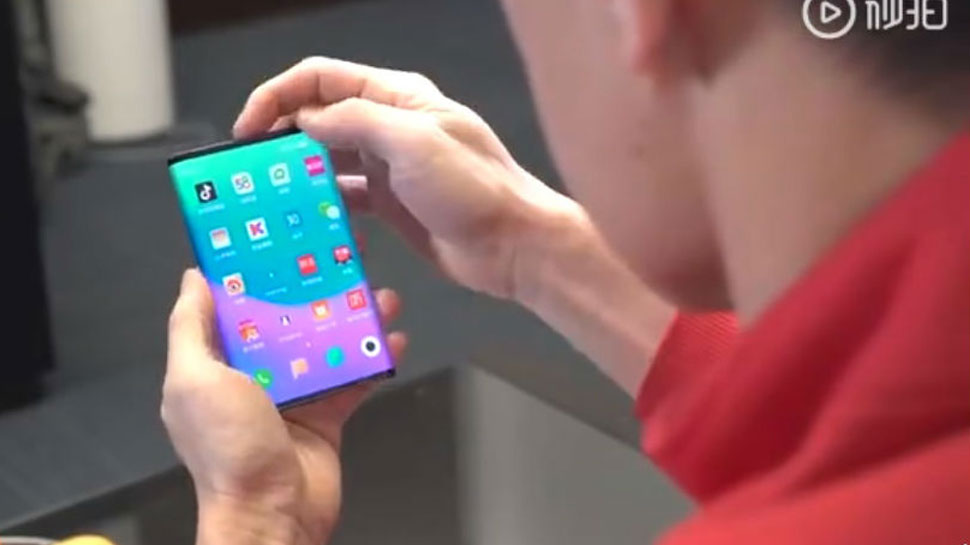 Xiaomi लॉन्च करेगी डबल फोल्डेबल स्मार्टफोन, Video में यूज कर रहे कंपनी अधिकारी