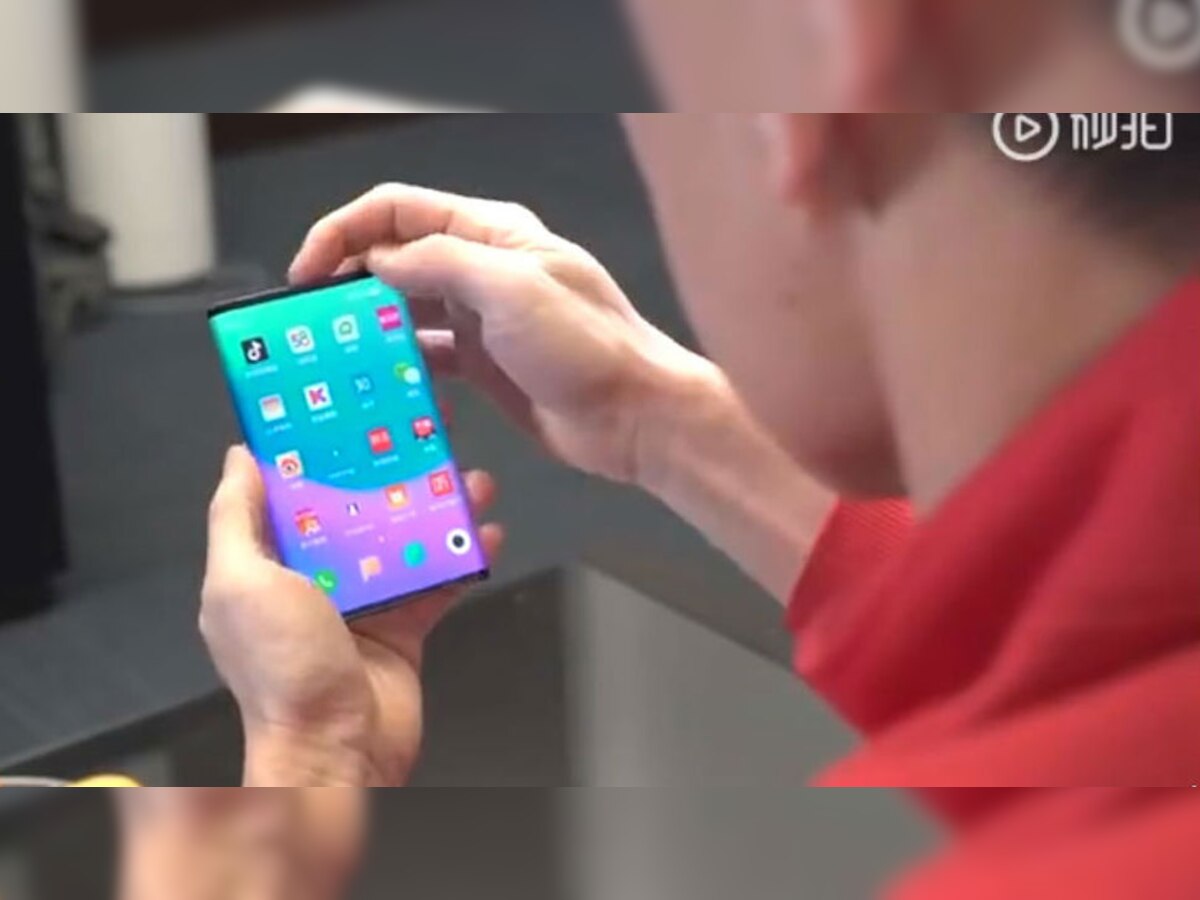 Xiaomi लॉन्च करेगी डबल फोल्डेबल स्मार्टफोन, Video में यूज कर रहे कंपनी अधिकारी