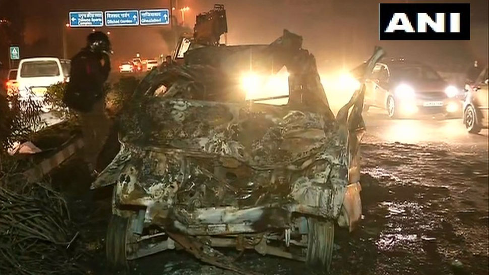 दिल्‍ली : जोरदार टक्‍कर के बाद 2 कारों में लगी आग, 3 लोग जिंदा जले