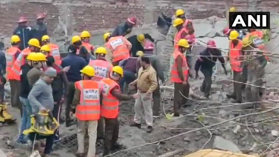 गुरुग्राम में ढही चार मंजिला इमारत, मलबे में 8 लोगों के दबे होने की आशंका गुरुग्राम में ढही चार मंजिला इमारत, मलबे में 8 लोगों के दबे होने की आशंका
