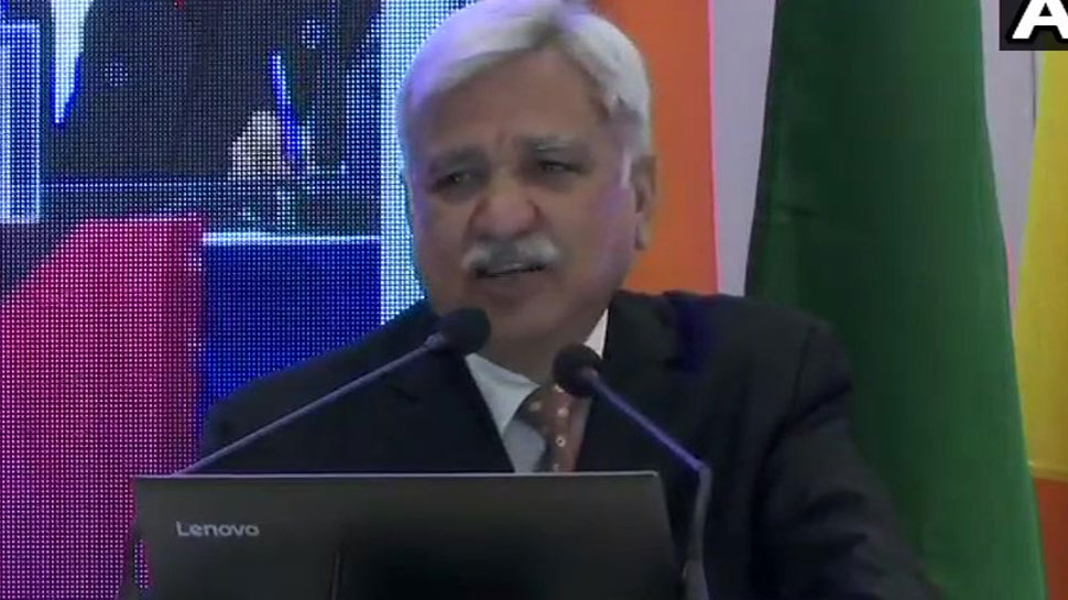 हम ईवीएम को फुटबॉल क्यों बना रहे हैं, अब मतपत्र के दौर में नहीं लौटेगा आयोग: CEC हम ईवीएम को फुटबॉल क्यों बना रहे हैं, अब मतपत्र के दौर में नहीं लौटेगा आयोग: CEC
