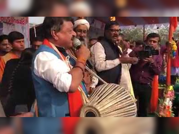 कोलकाता के शहीद मीनार मैदान में ढोल बजाते BJP नेता कैलाश विजयवर्गीय