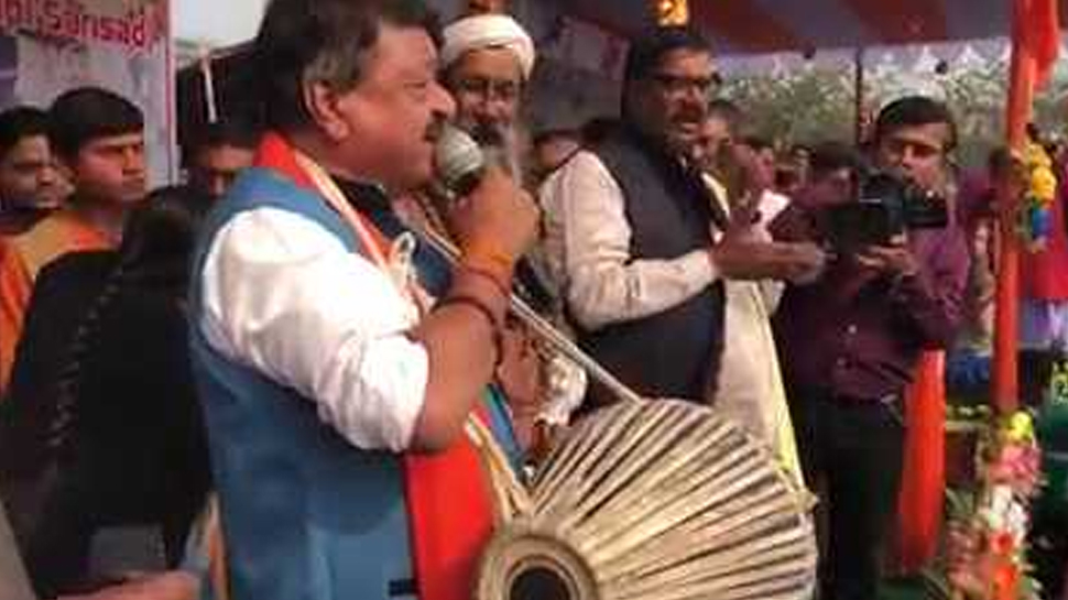 कोलकाता के शहीद मीनार मैदान में ढोल बजाते BJP नेता कैलाश विजयवर्गीय कोलकाता के शहीद मीनार मैदान में ढोल बजाते BJP नेता कैलाश विजयवर्गीय