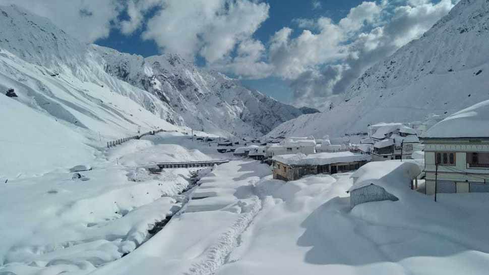केदारनाथ घाटी में भारी बर्फबारी जारी, देश-दुनिया से टूटा संपर्क