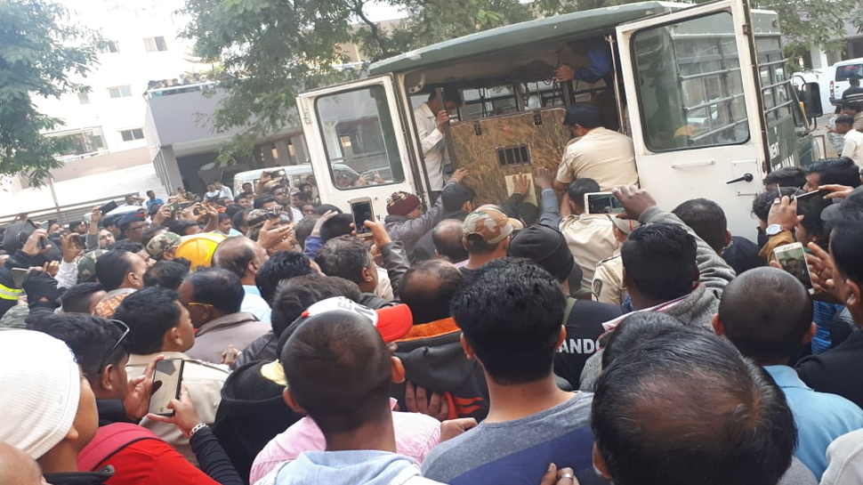 घायलों में एक मीडिया चैनल का कैमरामन तरबेज शेख, रिपोर्टर कपिल भास्कर भी शामिल हैं. घायलों में एक मीडिया चैनल का कैमरामन तरबेज शेख, रिपोर्टर कपिल भास्कर भी शामिल हैं.