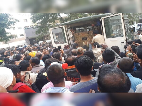 घायलों में एक मीडिया चैनल का कैमरामन तरबेज शेख, रिपोर्टर कपिल भास्कर भी शामिल हैं.