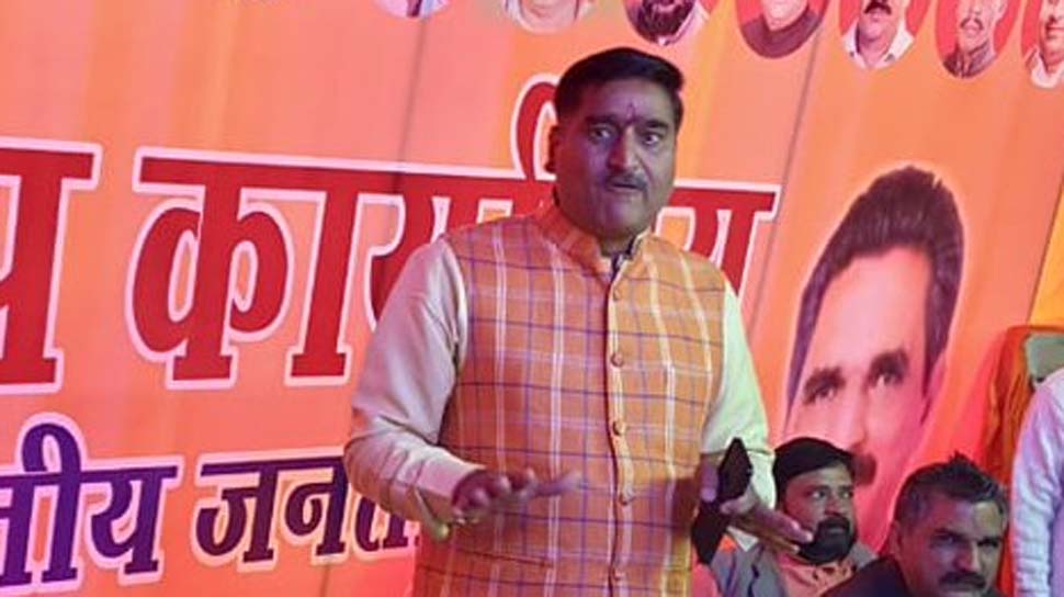 अलीगढ़ मुस्लिम यूनिवर्सिटी में तिरंगा यात्रा निकालने पर नोटिस, सांसद ने लिखा मंत्री को पत्र