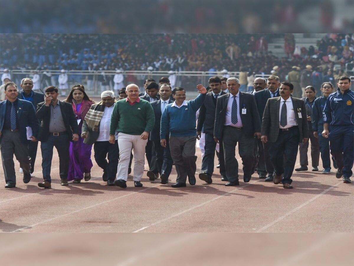 दिल्ली के छत्रसाल स्टेडियम में राज्य स्तरीय गणतंत्र दिवस समारोह के दौरान मुख्यमंत्री अरविंद केजरीवाल और उपमुख्यमंत्री मनीष सिसोदिया. (फोटो साभार - PTI)