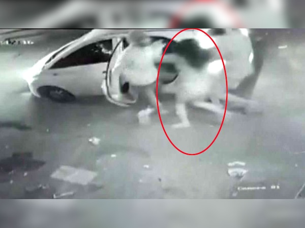 शादी से पहले मेकअप कराने आई लड़की, ब्यूटीपार्लर से उठा ले गए हथियारबंद बदमाश