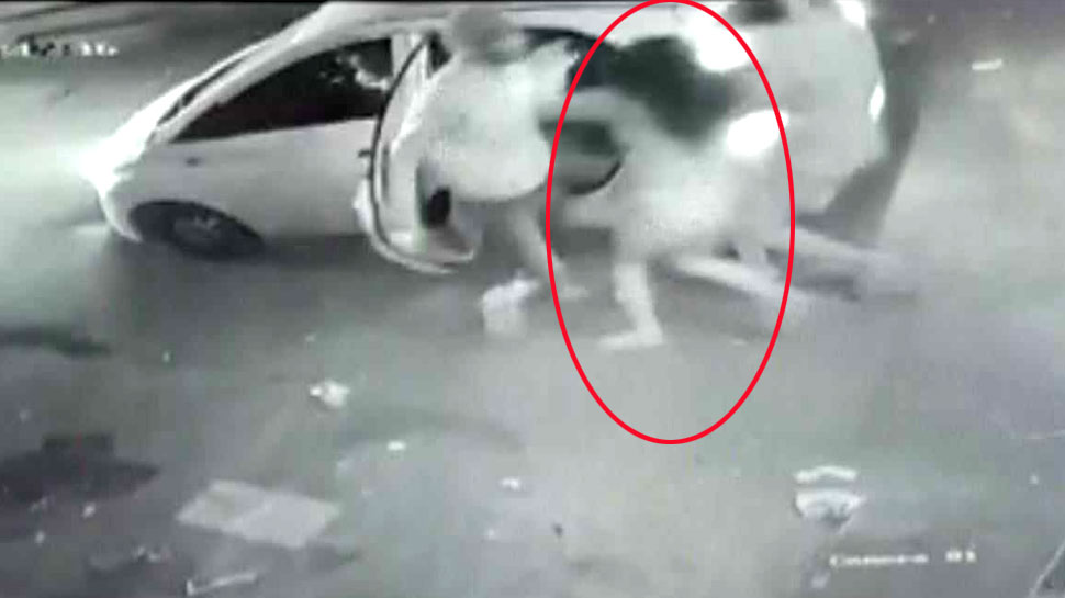 शादी से पहले मेकअप कराने आई लड़की, ब्यूटीपार्लर से उठा ले गए हथियारबंद बदमाश शादी से पहले मेकअप कराने आई लड़की, ब्यूटीपार्लर से उठा ले गए हथियारबंद बदमाश