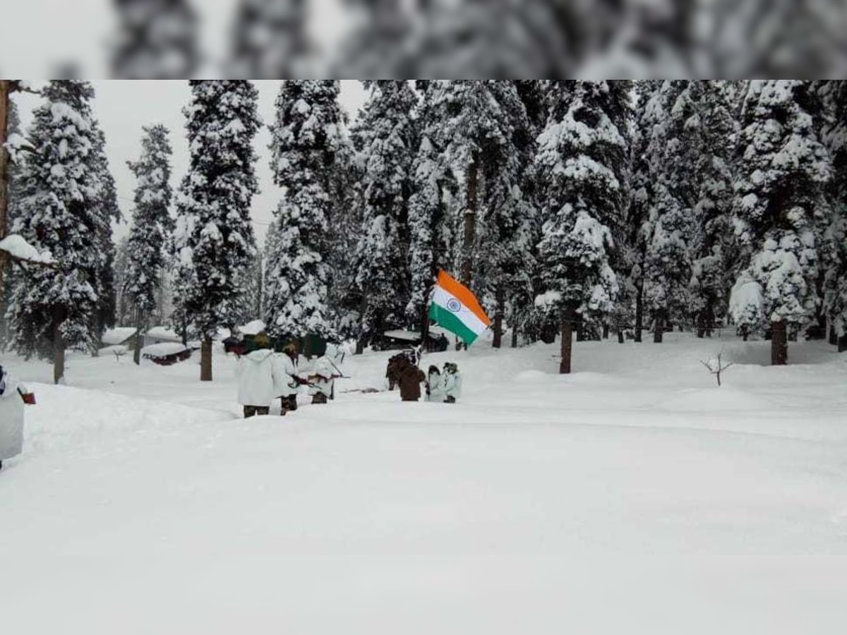 नियंत्रण रेखा पर 14,500 फीट की ऊंचाई पर लहराया तिरंगा, बर्फीली वाद‍ियों में गूंजा राष्‍ट्रगान