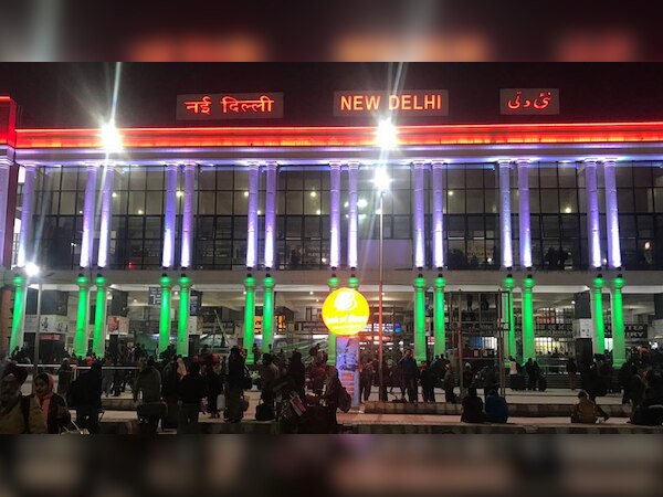 गणतंत्र दिवस के मौके पर नई दिल्ली रेलवे स्टेशन को तिरंगा रोशनी से सजाया गया है.