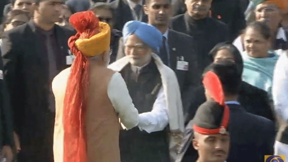 राजपथ पर प्रधानमंत्री मोदी ने की मनमोहन सिंह से मुलाकात, गर्मजोशी से मिलाया हाथ राजपथ पर प्रधानमंत्री मोदी ने की मनमोहन सिंह से मुलाकात, गर्मजोशी से मिलाया हाथ