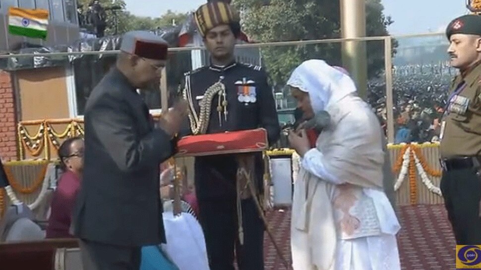 आतंक छोड़ थामा था सेना का दामन, राष्ट्रपति के हाथों मिला सम्मान तो छलक गए मां के आंसू