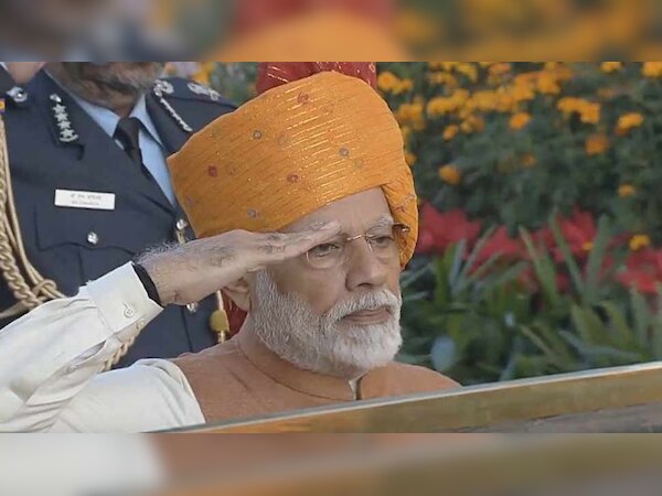 70वें गणतंत्र दिवस के मौके पर पीएम मोदी केसरिया रंग के खूबसूरत साफे में नजर आए. 