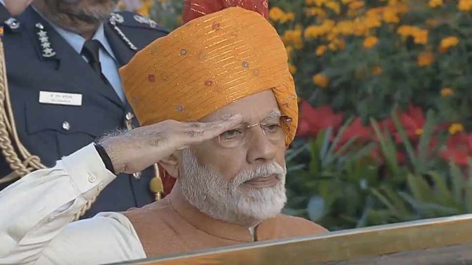70वें गणतंत्र दिवस के मौके पर पीएम मोदी केसरिया रंग के खूबसूरत साफे में नजर आए. 70वें गणतंत्र दिवस के मौके पर पीएम मोदी केसरिया रंग के खूबसूरत साफे में नजर आए.