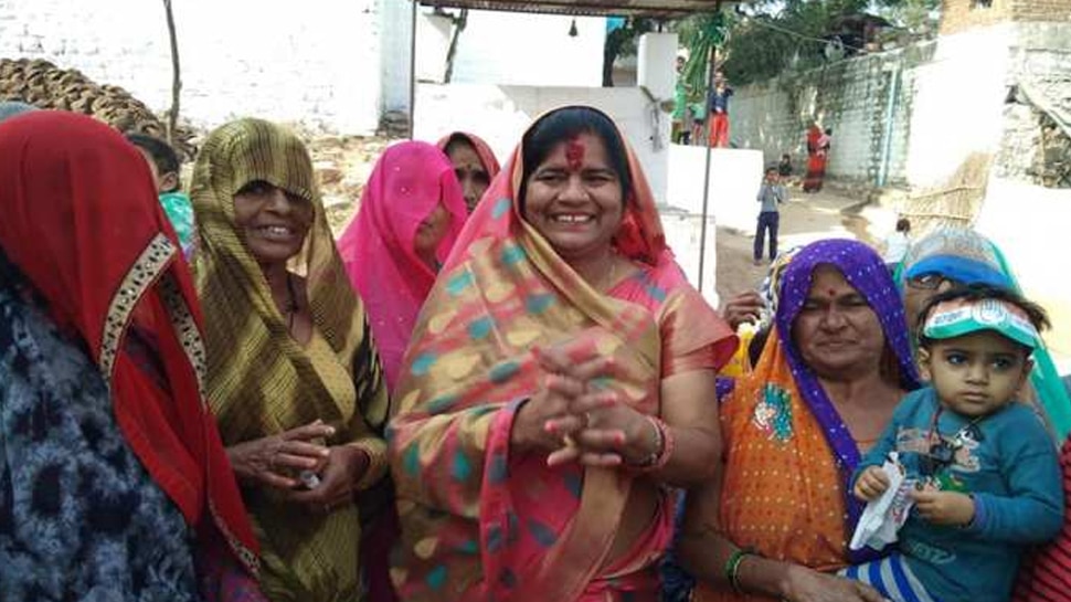 VIDEO: कार्यक्रम में मुख्य अतिथि बनकर पहुंची थीं मंत्री इमरती देवी, CM का संदेश पढ़ने में हालत हुई खराब