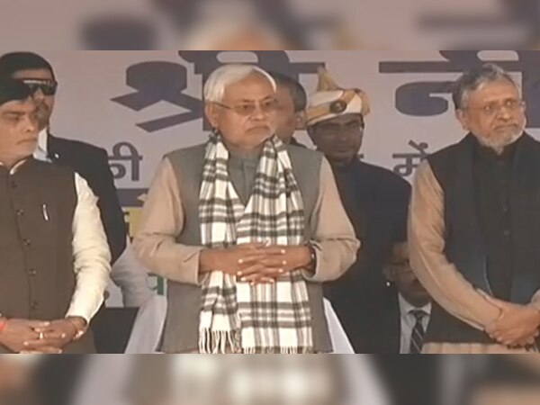 पटना के दलित बस्ती में सीएम नीतीश कुमार ने झंडा फहराया.