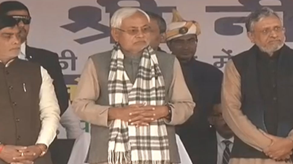 बिहारः सीएम नीतीश कुमार पहुंचे दलित बस्ती, ध्वजारोहण कार्यक्रम में हुए शामिल
