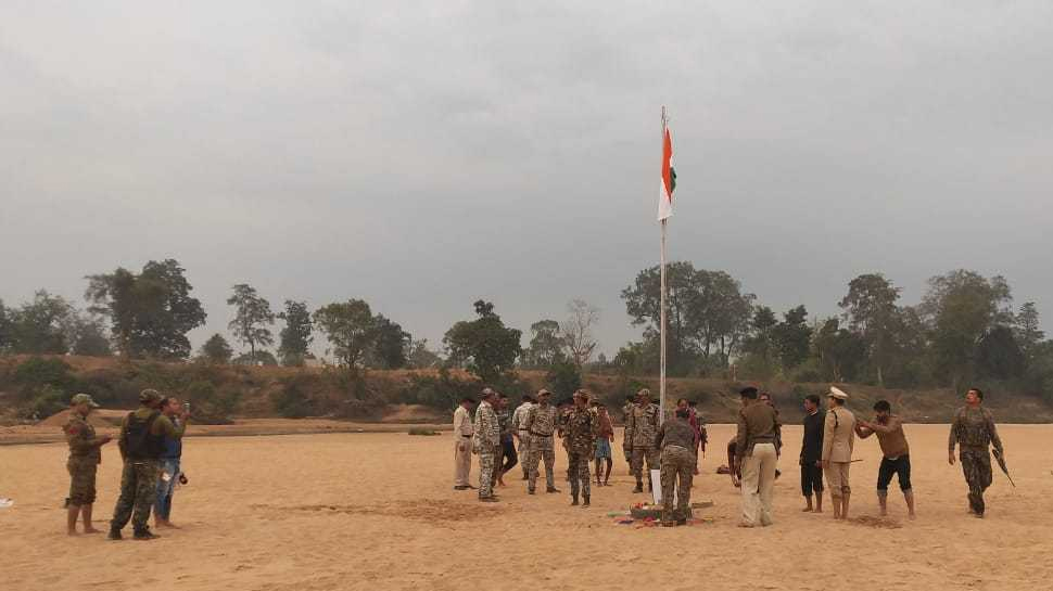दंतेवाड़ा: 70वें गणतंत्र दिवस पर SP ने नक्सलगढ़ इंद्रावती के तट पर फहराया तिरंगा