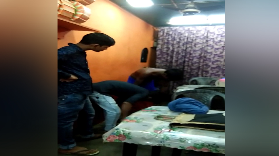 दुकानदार ने उस व्यक्ति को दुकान में ही रोक लिया और कहने लगा कि जब तक खाने का रुपये नहीं मिल जाता तब तक यहां से जाने नहीं देगा. (फाइल फोटो) दुकानदार ने उस व्यक्ति को दुकान में ही रोक लिया और कहने लगा कि जब तक खाने का रुपये नहीं मिल जाता तब तक यहां से जाने नहीं देगा. (फाइल फोटो)