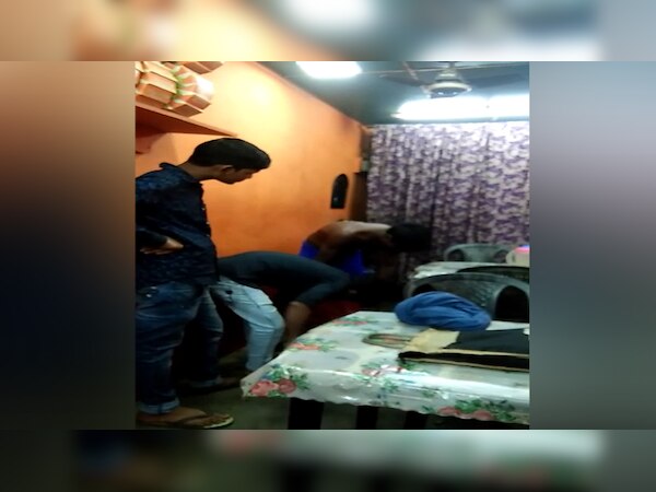 दुकानदार ने उस व्यक्ति को दुकान में ही रोक लिया और कहने लगा कि जब तक खाने का रुपये नहीं मिल जाता तब तक यहां से जाने नहीं देगा. (फाइल फोटो)