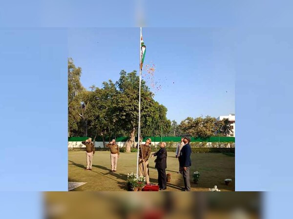 पूर्व राष्ट्रपति प्रणब मुखर्जी ने 70वें गणतंत्र दिवस के मौके पर देशवासियों को बधाई दी.