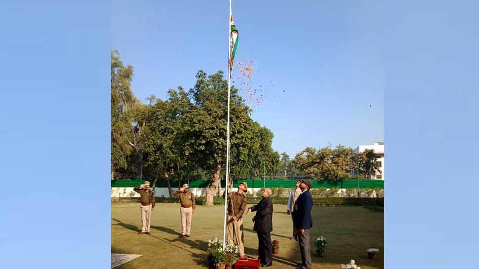 पूर्व राष्ट्रपति प्रणब मुखर्जी ने 70वें गणतंत्र दिवस के मौके पर देशवासियों को बधाई दी. पूर्व राष्ट्रपति प्रणब मुखर्जी ने 70वें गणतंत्र दिवस के मौके पर देशवासियों को बधाई दी.