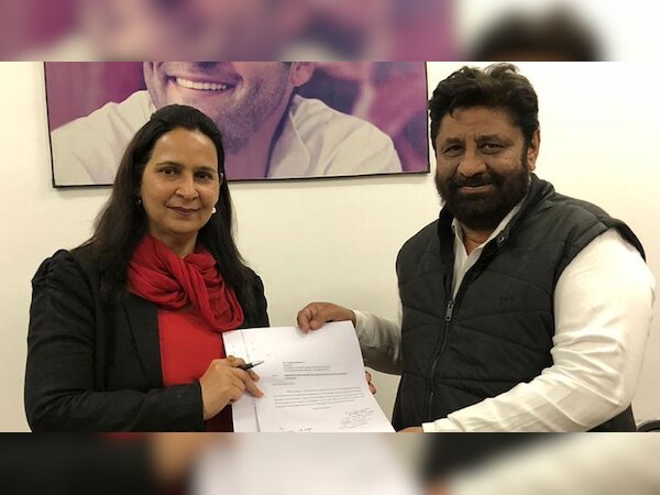 अमृतसर (पूर्व) की पूर्व विधायक और पूर्व मुख्य संसदीय सचिव, नवजोत कौर ने शुक्रवार को चंडीगढ़ कांग्रेस को अपना आवेदन सौंपा. (फोटो साभार - ANI)