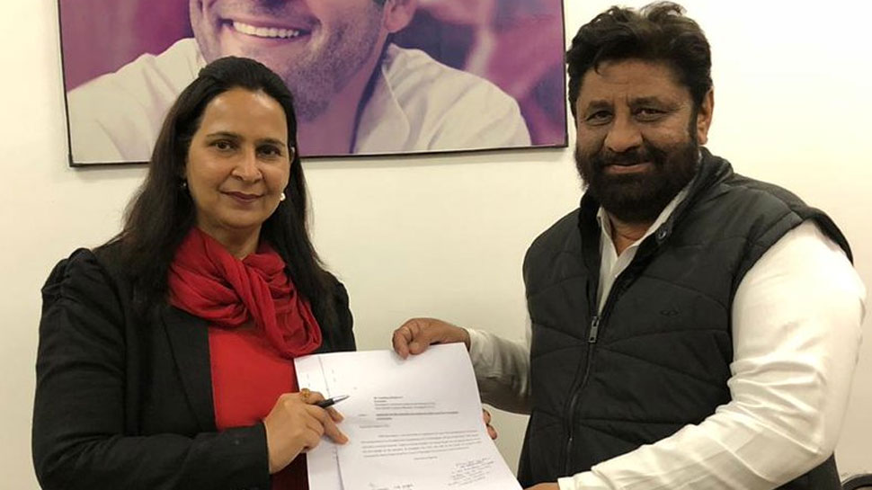 अमृतसर (पूर्व) की पूर्व विधायक और पूर्व मुख्य संसदीय सचिव, नवजोत कौर ने शुक्रवार को चंडीगढ़ कांग्रेस को अपना आवेदन सौंपा. (फोटो साभार - ANI) अमृतसर (पूर्व) की पूर्व विधायक और पूर्व मुख्य संसदीय सचिव, नवजोत कौर ने शुक्रवार को चंडीगढ़ कांग्रेस को अपना आवेदन सौंपा. (फोटो साभार - ANI)