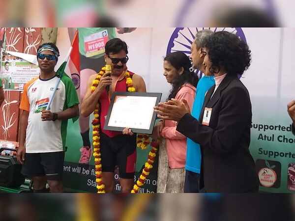 नागपुर में 55 साल के व्यक्ति ने तिरंगा लेकर साढ़े 12 घंटे दौड़ लगाई