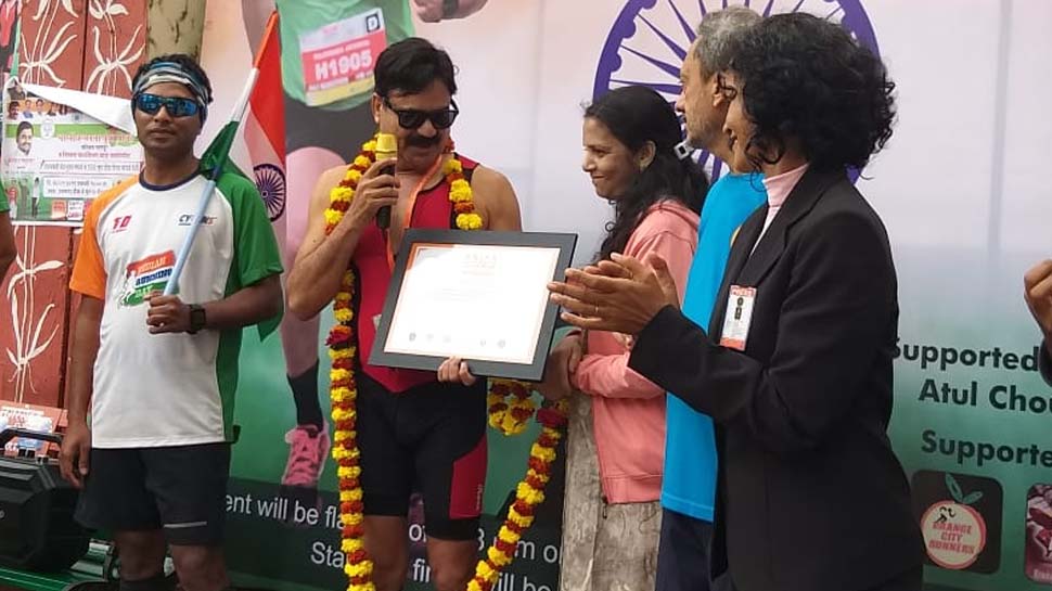 नागपुर में 55 साल के व्यक्ति ने तिरंगा लेकर साढ़े 12 घंटे दौड़ लगाई नागपुर में 55 साल के व्यक्ति ने तिरंगा लेकर साढ़े 12 घंटे दौड़ लगाई