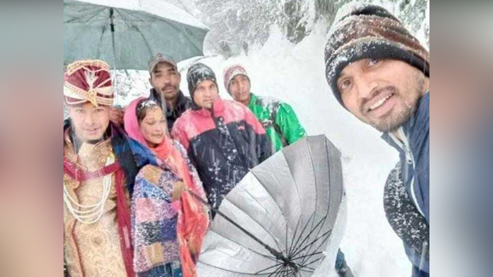 3 फीट बर्फ भी नहीं रोक सकी बारात, 6 किमी पैदल चलकर अपनी दुल्हनिया लेने पहुंचा दूल्हा 3 फीट बर्फ भी नहीं रोक सकी बारात, 6 किमी पैदल चलकर अपनी दुल्हनिया लेने पहुंचा दूल्हा
