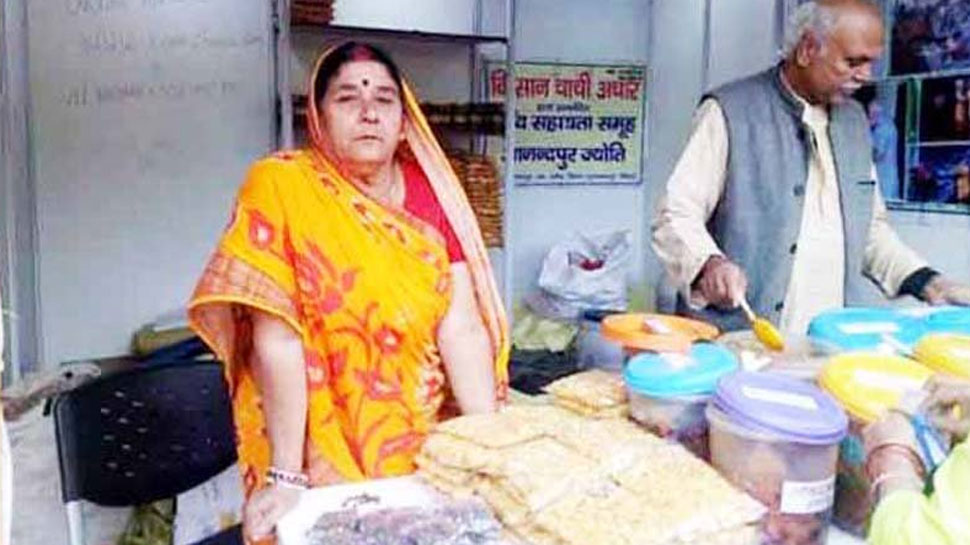 बिहार के मुजफ्फरपुर की 'किसान चाची' को पद्म श्री दिया गया है.(फोटो-@VPSecretariat) बिहार के मुजफ्फरपुर की 'किसान चाची' को पद्म श्री दिया गया है.(फोटो-@VPSecretariat)