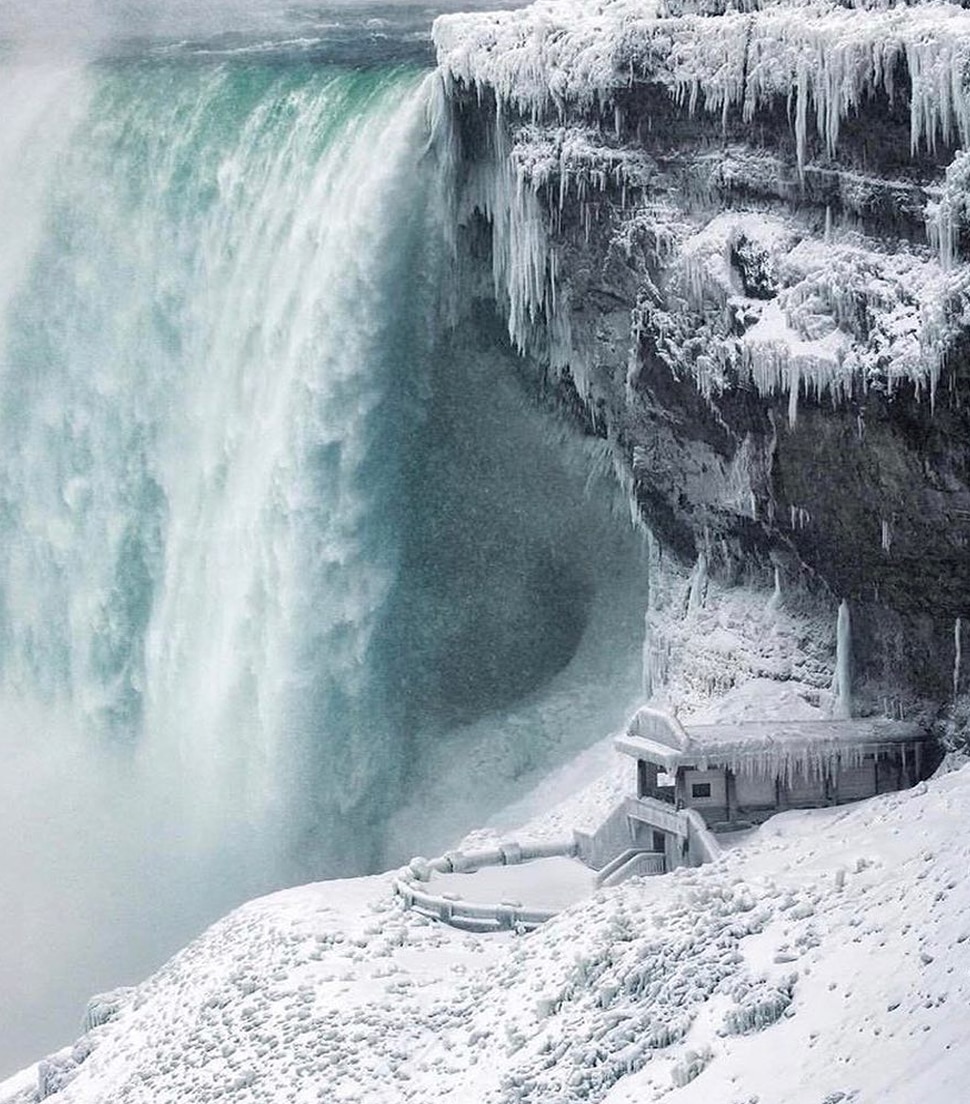 दुनिया के सबसे खूबसूरत झरनों में से एक One of the world's most beautiful waterfalls