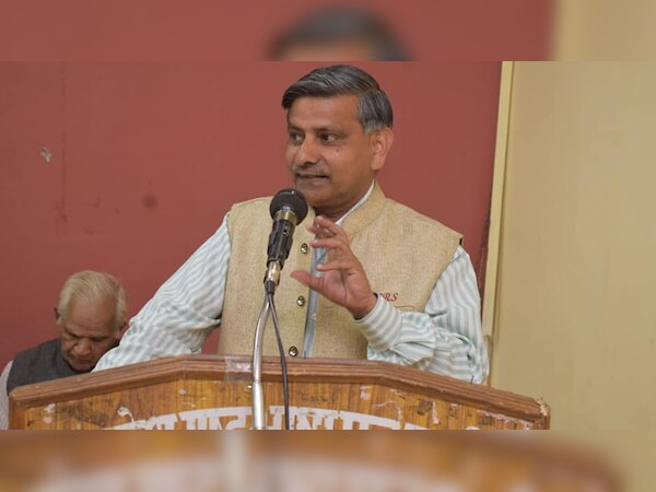 मुख्य आयकर आयुक्त आर के पालीवाल (फोटो साभारः facebook)