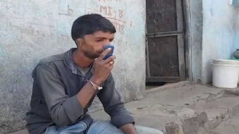 अजीबो-गरीब बीमारी से जूझ रहा है ये शख्स, कान की जगह नाक से देता है सुनाई अजीबो-गरीब बीमारी से जूझ रहा है ये शख्स, कान की जगह नाक से देता है सुनाई