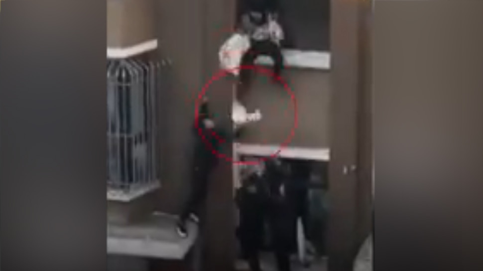 Video: बिल्डिंग में लगी आग से बचकर भाग रही थी महिला, तभी हाथ से फिसल गया बच्चा और फिर...