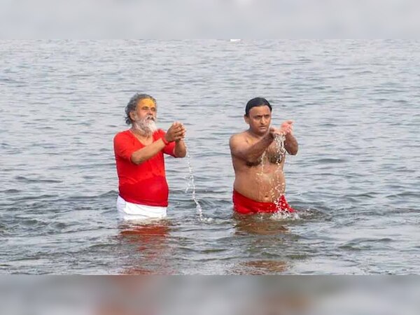 कुंभ 2019 (Kumbh 2019) में पहुंचे सपा अध्यक्ष अखिलेश यादव ने मुख्यमंत्री अखिेलेश यादव को निशाने पर लिया है. 